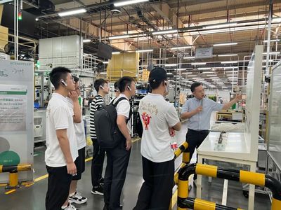 清華大學(xué)研學(xué)團到訪舍弗勒南京工廠參觀交流，深化技術(shù)合作與人才培養(yǎng)